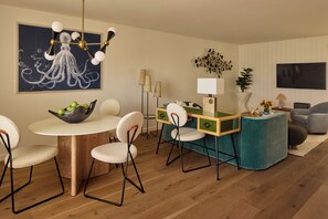 Studiosvit Standard | Vardagsrum | 50-tums smart-tv med digitalkanaler och streamingtjänster