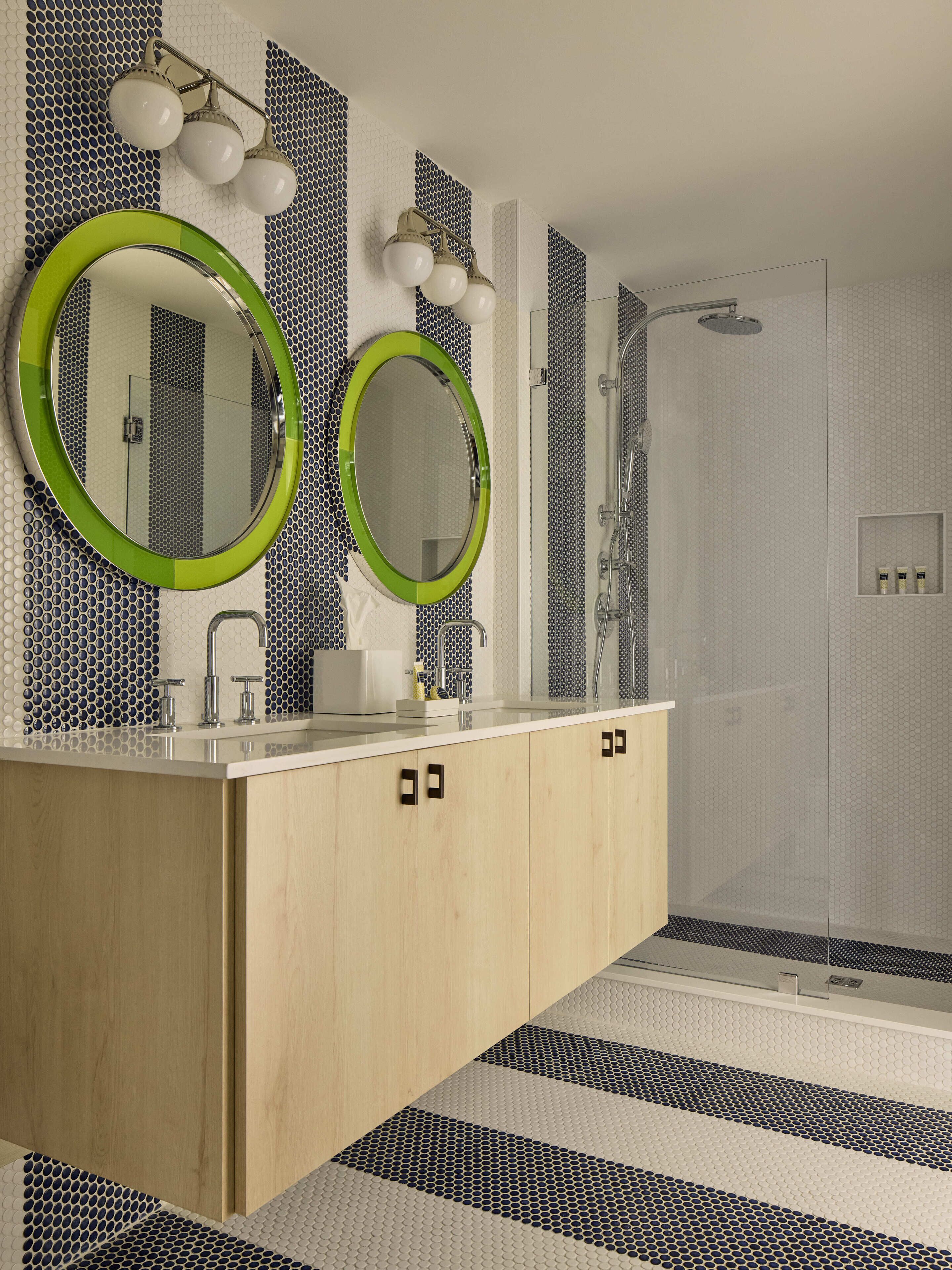 Dusche, kostenlose Toilettenartikel, Haartrockner, Handtücher