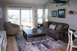 Living area - Beautiful two-bedroom condominium at Bayfront (Rockport)