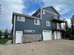 Exterior - Close to downtown Grand Lake , stunning view, hottub, newly remodeled (Grand Lake)