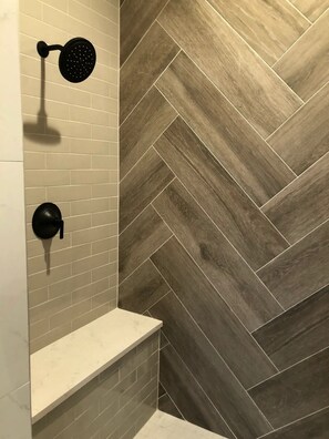 Shower, hair dryer, towels, soap - Close to downtown Grand Lake , stunning view, hottub, newly remodeled (Grand Lake)
