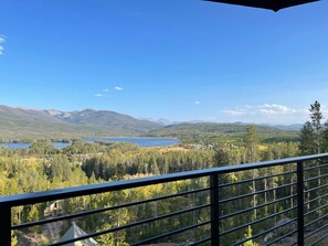 Property grounds - Close to downtown Grand Lake , stunning view, hottub, newly remodeled (Grand Lake)