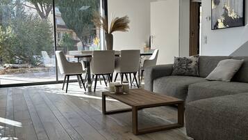 TV connectée, table de tennis de table, livres