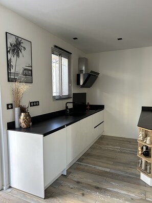 Fridge, microwave, oven, stovetop - Villa Avec Piscine à 50 m des Plages ! (Saint-Cyr-sur-Mer)