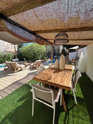 Outdoor dining - Villa Avec Piscine à 50 m des Plages ! (Saint-Cyr-sur-Mer)