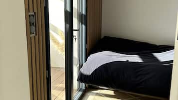 4 habitaciones, escritorio y tabla de planchar con plancha