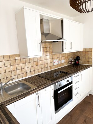Apartment | Private kitchen | Fridge, microwave, oven, stovetop - London Stylish 1 Bedroom Apartment (London)