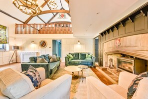 Télévision, cheminée