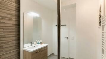 Douche, sèche-cheveux, serviettes fournies, savon