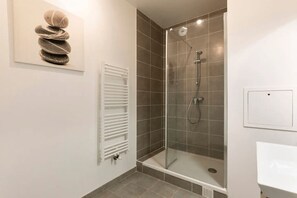 تجهيزات دش، مجففات شعر، مناشف، صابون