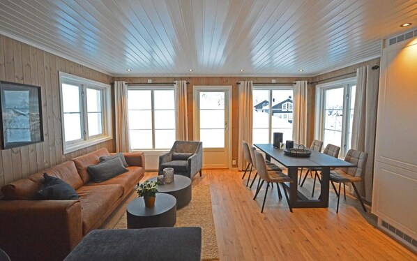Family Cabin | Living area | 42-inch LED TV with digital channels, streaming services - Koselig hytte på Trysilfjell Arena (Trysil)