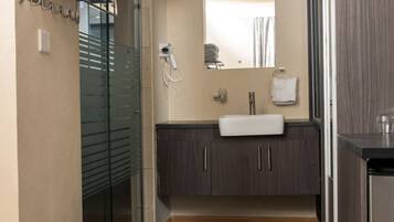 Suíte estúdio luxo | Banheiro | Chinelos, toalhas de banho