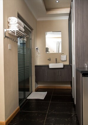 Deluxe Studio Suite | Bathroom | Slippers, towels
