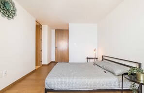1 habitación, tabla de planchar con plancha, wifi y ropa de cama 