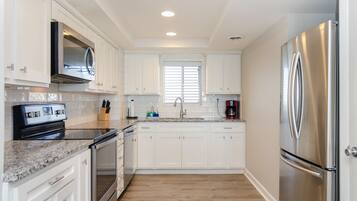 Frigorífic, microones, forn i placa de cuina