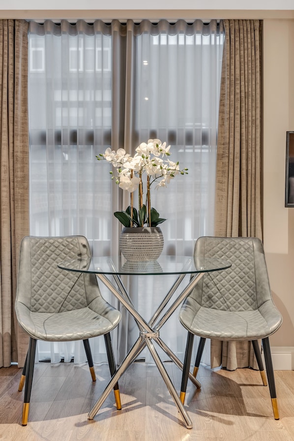 Deluxe-studio | Tallelokero huoneessa, silitysrauta/-lauta, ilmaiset vauvansängyt