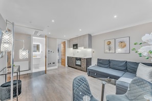 Superior-Apartment | Wohnbereich | 42-Zoll-Flachbildfernseher mit Digitalempfang, Fußbodenheizung