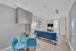 Grand-Apartment | Wohnbereich | 42-Zoll-Flachbildfernseher mit Digitalempfang, Fußbodenheizung
