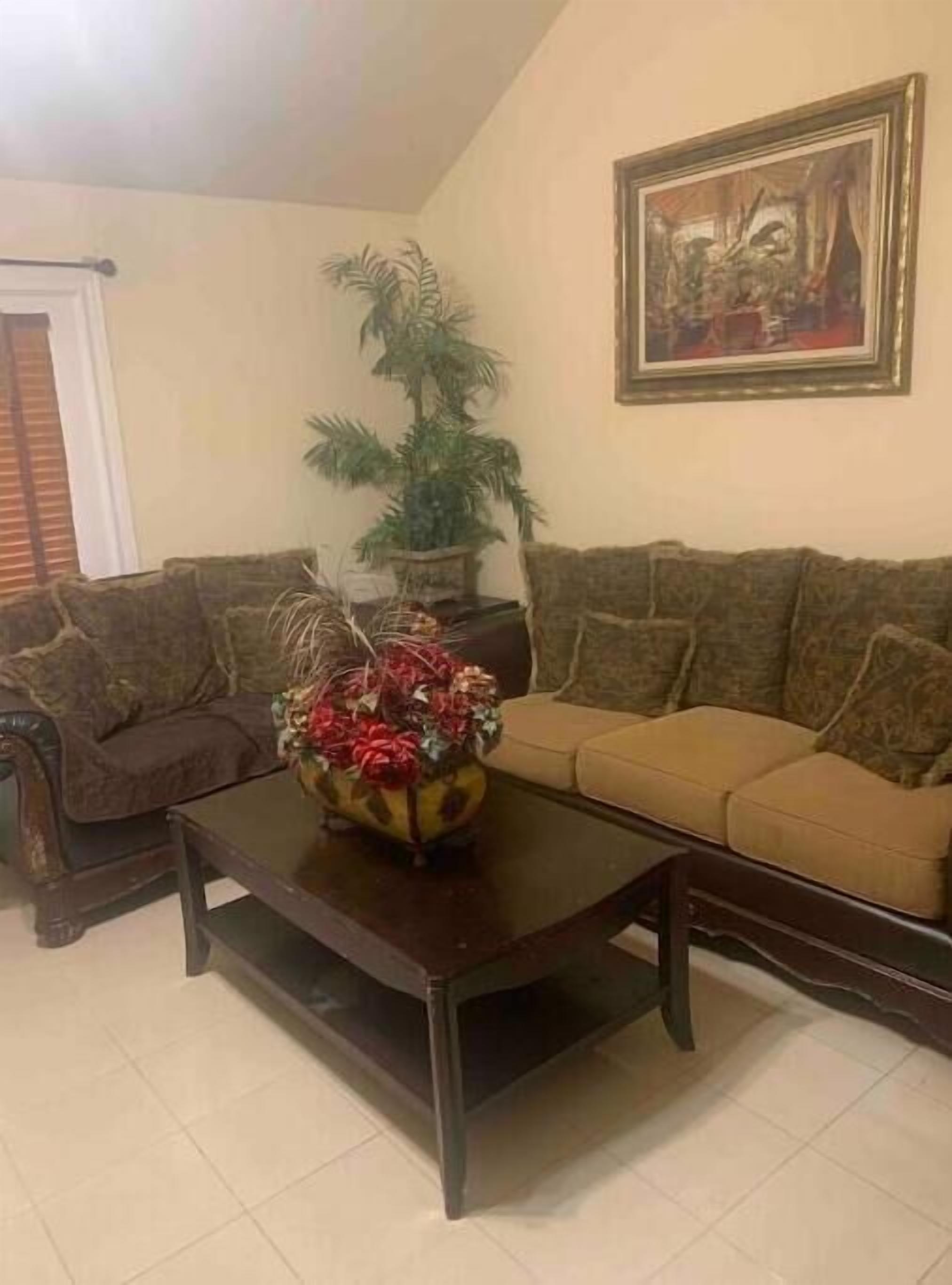 2 BEDROOM HOME close to Walmart/CVS/Target/Mall (NO GARAGE NO MASTER BEDROOM)