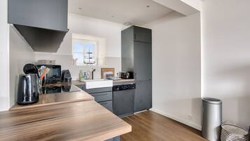 Een koelkast, een microgolfoven, een oven, een vaatwasser