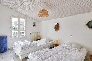 6 bedrooms, iron/ironing board, free WiFi