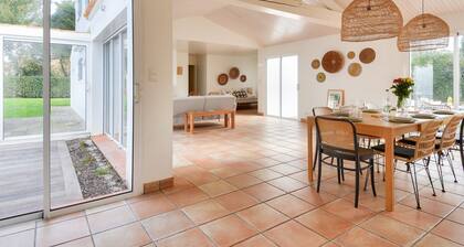 House for 14 - 150 m from La Clère beach