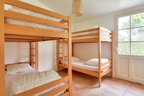 6 bedrooms, iron/ironing board, free WiFi