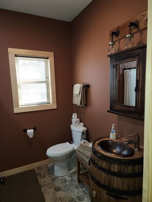 Shower, hair dryer, towels, soap - Whiskey Bent Stillhouse - Lake Lure cabin - 1/4 mile to Lake Lure Ingles (Lake Lure)