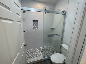 Douche, séchoir à cheveux, serviettes fournies, savon