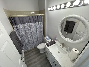 Douche, sĂšche-cheveux, serviettes fournies, savon