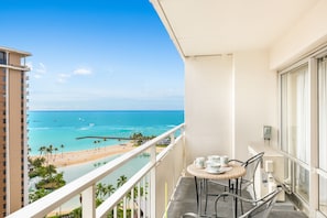 Property grounds - Ocean & Fireworks Renovated Condo at Ilikai Hotel with Full Kitchen & WiFi (Honolulu)