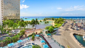 Un resort con piscina, playa y puerto deportivo.