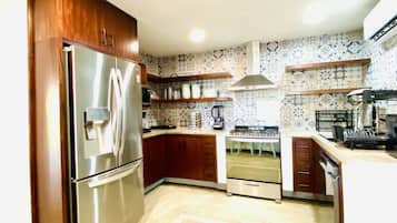 Een koelkast, een magnetron, een oven, een kookplaat