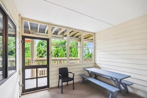 Outdoor dining - Heaven's Nest -- First Floor Duck Condo with direct access to Beach and Pool (Kitty Hawk)