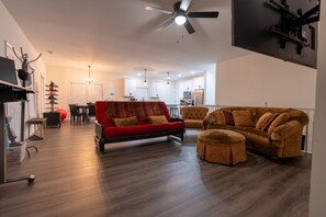 Smart TV - Signature Villa ATL Tyler Perry/Airport/Downtown (Atlanta)