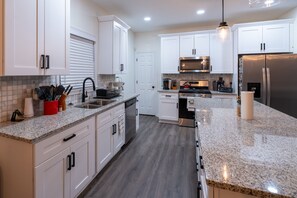 Fridge, microwave, oven, stovetop - Signature Villa ATL Tyler Perry/Airport/Downtown (Atlanta)