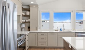 Frigorífico, microondas, horno y placa de cocina