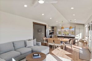 Una Smart TV, una chimenea