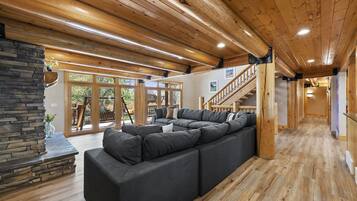 TV connectée, cheminée, baby-foot