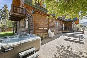 Terrace/patio - Mini-Papa Bear Lodge (sleeps 22) (Garden City)