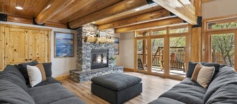 Mini-Papa Bear Lodge (sleeps 22)