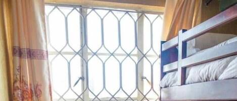 2 soverom, safe på rommet, skrivebord og reiseseng for barn