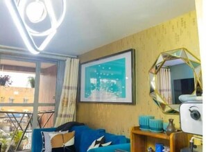 Smart TV, reproductor de DVD, libros, biblioteca de música