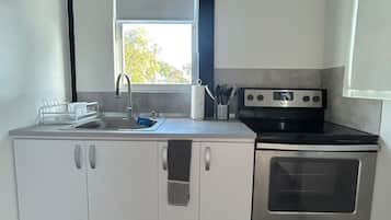 Refrigerador, microondas, parrilla de estufa y cafetera y tetera