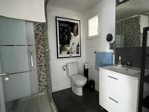 Suihku, hiustenkuivaaja, pyyhkeet