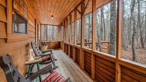 Terrace/patio - Deerwood-private, cozy cabin in the woods (Mentone)