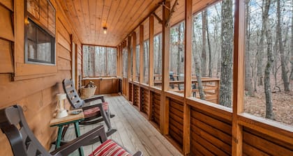 Deerwood-private, cozy cabin in the woods