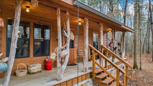 Deerwood-private, cozy cabin in the woods
