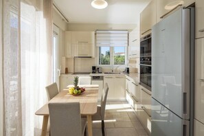 Kühlschrank, Mikrowelle, Ofen, Geschirrspüler