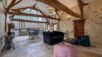 Cheminée, lecteur de DVD, table de tennis de table